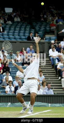 USAGE ÉDITORIAL SEULEMENT, PAS D'UTILISATION DE TÉLÉPHONE MOBILE : Sébastien Grosjean de France en action contre Mark Philippoussis d'Australie dans la demi-finale masculine aux championnats d'Angleterre de tennis sur gazon à Wimbledon. Banque D'Images