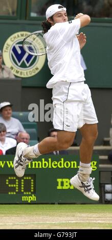 , PAS D'UTILISATION DE TÉLÉPHONE MOBILE : Sébastien Grosjean de France en action contre Mark Philippoussis d'Australie lors de la demi-finale masculine aux Championnats de tennis de pelouse de toute l'Angleterre à Wimbledon. Banque D'Images