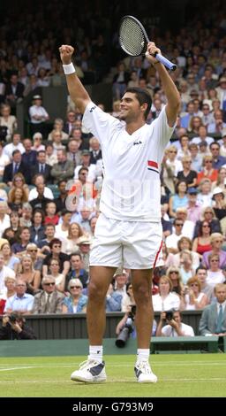 , PAS D'UTILISATION DE TÉLÉPHONE MOBILE : Mark Philippoussis, d'Australie, célèbre la défaite de Sébastien Grosjean, de France, dans la demi-finale masculine aux championnats d'Angleterre de tennis sur gazon à Wimbledon. Note finale 7:6/6:3/6:3. Banque D'Images