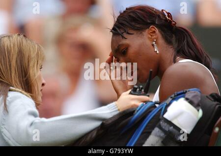 , PAS D'UTILISATION DE TÉLÉPHONE MOBILE : venus Williams consulte son entraîneur Karen Davies avant de quitter le court pour le traitement lors du match final des dames contre sa sœur Serena, la championne défenderesse aux championnats d'Angleterre de tennis de pelouse à Wimbledon. Banque D'Images