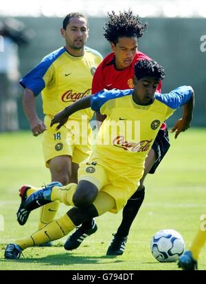 Kieran Richardson de Manchester United essaie de se trouver entre la Villa allemande du Club America (à gauche) et Ignacio Torres (à l'avant) lors de leur match du Champions World au Los Angeles Memorial Coliseum dans le cadre de leur tournée d'avant-saison aux États-Unis. Manchester United a remporté le match 3-1. Banque D'Images