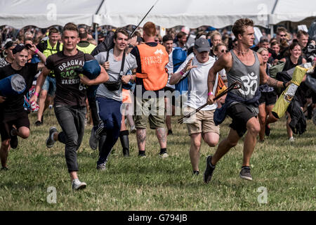 Le Danemark, Roskilde, le 26 juin 2016. Le Festival de Roskilde a officiellement ouvert la zone de camp et le premier 45 000 festivaliers ont pris d'assaut la zone dans l'espoir d'accéder aux meilleurs endroits pour mettre en place le festival le plus parfait de l'Europe du Nord au camp plus grand festival de musique. Banque D'Images