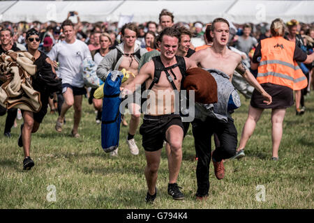 Le Danemark, Roskilde, le 26 juin 2016. Le Festival de Roskilde a officiellement ouvert la zone de camp et le premier 45 000 festivaliers ont pris d'assaut la zone dans l'espoir d'accéder aux meilleurs endroits pour mettre en place le festival le plus parfait de l'Europe du Nord au camp plus grand festival de musique. Banque D'Images