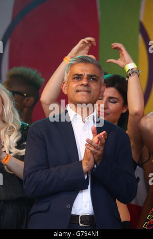 Londres, Royaume-Uni. 25 juin 2016. Sadiq Khan, Maire de Londres, s'exprimant lors de la London Pride Parade à Londres, où le thème est # nofilter Crédit : Paul Brown/Alamy Live News Banque D'Images