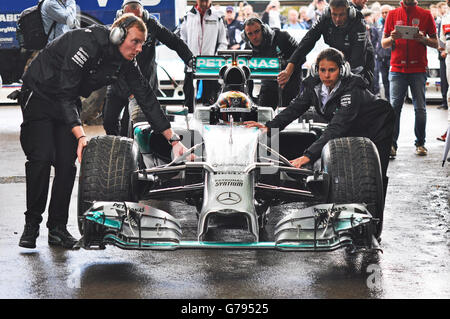 Pascal Wehrlein au Goodwood Festival of Speed 2016 conduire une voiture de course de Formule 1 Mercedes Banque D'Images