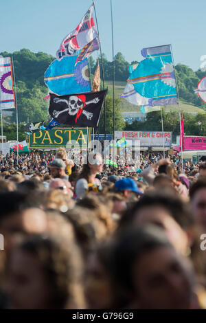 Glastonbury, Somerset, Royaume-Uni. 25 Juin, 2016. Le 1975 jouer l'autre étape - Le festival de Glastonbury en 2016, digne ferme, Glastonbury. Crédit : Guy Bell/Alamy Live News Banque D'Images