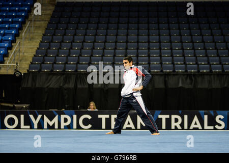 St Louis, Missouri, USA. 25 Juin, 2016. AKASH MODI s'étend avant la dernière nuit de la concurrence de 2016-nous des épreuves de gymnastique, de l'équipe olympique des procès à Chaifetz Arena, Saint Louis, Missouri. © Amy Sanderson/ZUMA/Alamy Fil Live News Banque D'Images