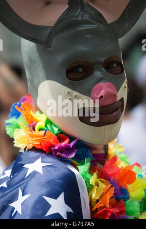 Londres, Royaume-Uni. 25 Juin, 2016. Participant à la Gay Pride London procession à Portland Place, London W1, England, UK Crédit : Keith Erskine/Alamy Live News Banque D'Images