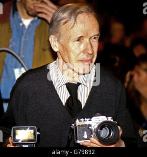 New York Times photographe Bill Cunningham (13 mars 1929 - 25 juin 2016) Photographie de mode tourné dans sa propre branche de l'anthropologie culturelle dans les rues de New York, relatant une époque toujours changeant de la scène sociale par son objectif de formation sur ce que les gens portaient élégamment, flamboyantly - ou tout simplement de façon sensée. Il est décédé le samedi à Manhattan à 87. Il avait été hospitalisé récemment après avoir une course. Sur la photo : May 1, 1994 - New York, New York, États-Unis - BILL CUNNINGHAM au Calvin Klein Fashion Show de l'automne 1994. © Andrea Renault/Globe Photos/ZUMAPRESS.com/Alamy Live News Banque D'Images