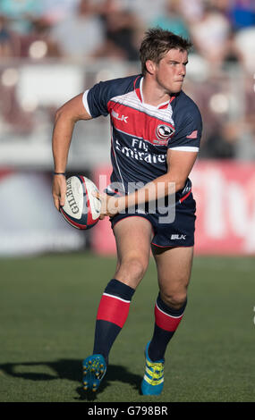 Sacramento, Californie, USA. 25 Juin, 2016. USA'S AJ MACGINTY (10) passe au cours de l'USA Rugby Match série d'été entre les USA et la Russie au champ Bonney à Sacramento, CA Crédit : Jeff Mulvihill Jr/ZUMA/Alamy Fil Live News Banque D'Images