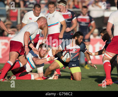 Sacramento, Californie, USA. 25 Juin, 2016. USA'S MIKE TE'O (14) se bat pour conserver la balle au cours de l'USA Rugby Match série d'été entre les USA et la Russie au champ Bonney à Sacramento, CA Crédit : Jeff Mulvihill Jr/ZUMA/Alamy Fil Live News Banque D'Images