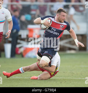 Sacramento, Californie, USA. 25 Juin, 2016. USA'S CAM DOLAN (8) est abordé par la Russie Alexey SHCHERBAN (21) au cours de l'USA Rugby Match série d'été entre les USA et la Russie à Bonney Champ. Crédit : Jeff Mulvihill Jr/ZUMA/Alamy Fil Live News Banque D'Images