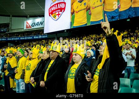 Sydney, Australie. 25 Juin, 2016. Support pour les wallabies l'hymne national dans un troisième et dernier test-match de rugby entre l'Angleterre et l'Australie. L'Angleterre a gagné le match final à 44-40 Stade Allianz et les cuisiniers Cup Series 3-0 Sydney, Australie. 25 Juin, 2016. Credit : Hugh Peterswald/Alamy Live News Banque D'Images