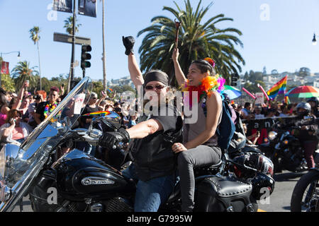 San Francisco, Californie, USA. 25 Juin, 2016. Deux membres de la Dykes on Bikes passif laisse la digue de mars. Crédit : John Orvis/Alamy Live News Banque D'Images