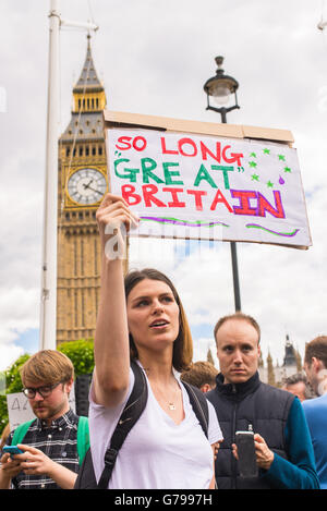 Westminster, London, UK. 25 Juin, 2016. Jeune femme pro-rester contestataire l'exécution affiche disant 'So long Grande Bretagne" dans le cadre de protestations contre l'Brexit en face de la Maison du Parlement à Londres, Royaume-Uni. Nicola Ferrari /Alamy Live News Banque D'Images