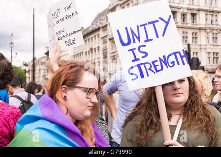 Westminster, London, UK. 25 juin, 2016. Les jeunes manifestants pro-femmes restent l'exécution affiche disant 'l'union fait la force" dans le cadre de protestations contre l'brexit en face de la maison du parlement à Londres, Royaume-Uni. nicola ferrari /alamy live news Banque D'Images