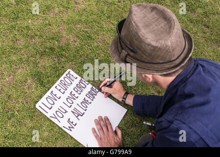 Westminster, London, UK. 25 Juin, 2016. L'homme écrit 'J'aime l'Europe" sur une affiche dans le cadre de manifestations contre les Brexit en face de la Maison du Parlement à Londres, Royaume-Uni. Nicola Ferrari /Alamy Live News Banque D'Images