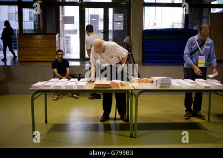 26 juin, 2016 - Barcelone, Catalogne, Espagne - Un homme regarde les bulletins de vote dans un bureau de scrutin à Barcelone, Espagne. Les Espagnols votent sa deuxième élection générale Après six mois de gouvernement intérimaire. (Crédit Image : © Jordi Boixareu via Zuma sur le fil) Banque D'Images