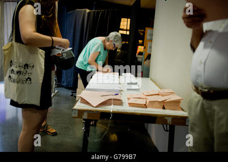 26 juin, 2016 - Barcelone, Catalogne, Espagne - Une femme regarde les bulletins de vote dans un bureau de scrutin à Barcelone, Espagne. Les Espagnols votent sa deuxième élection générale Après six mois de gouvernement intérimaire. (Crédit Image : © Jordi Boixareu via Zuma sur le fil) Banque D'Images