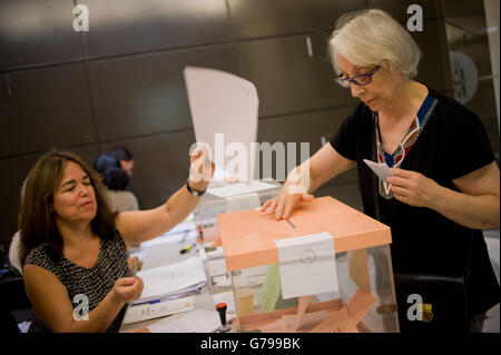 26 juin, 2016 - Barcelone, Catalogne, Espagne.Dans un bureau de vote de Barcelone une femme jette son vote lors des élections nationales en Espagne. Les Espagnols votent sa deuxième élection générale Après six mois de gouvernement intérimaire. Crédit : Jordi Boixareu/Alamy Live News Banque D'Images