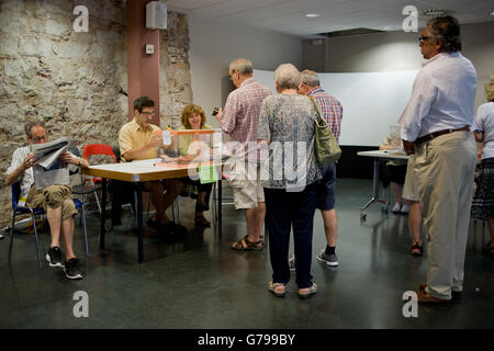 Barcelone, Espagne. 26 Juin, 2016. Les intervenants d'exprimer leur vote dans un bureau de vote de Barcelone, Espagne. Les Espagnols votent sa deuxième élection générale Après six mois de gouvernement intérimaire. Crédit : Jordi Boixareu/Alamy Live News Banque D'Images