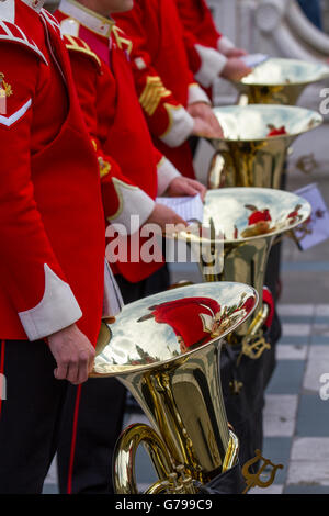 Ensemble de joueurs Tuba en uniforme à Southport, Merseyside, Royaume-Uni. Juin 2016. Journée des forces armées en tant que soldats de l'armée britannique dans la bande de la Division du Roi. Musiciens, tubas, instruments de basse, groupes de concert, groupes de cuivres et bandshommes militaires basés à Preston, Lancashire prennent le salut tandis que les membres jouent à Dieu Save la Reine pour applaudir les anciens combattants et les spectateurs rassemblés. Banque D'Images