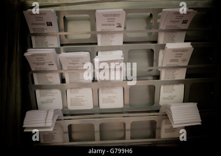 Barcelone, Catalogne, Espagne. 26 Juin, 2016. Les bulletins sont vus dans un bureau de scrutin à Barcelone, Espagne. Les Espagnols votent sa deuxième élection générale Après six mois de gouvernement intérimaire. © Jordi Boixareu/ZUMA/Alamy Fil Live News Banque D'Images