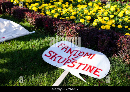 Belgrade, Serbie. 25 Juin, 2016. Banner couché dans l'herbe en face de l'Assemblée nationale à Belgrade. Il captiond "Le fantôme de l'Assemblée générale'. Milos Bojovic/Alamy Live News Banque D'Images