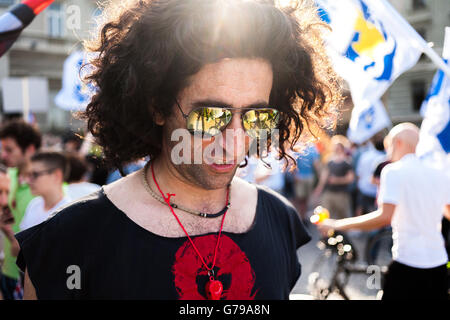 Belgrade, Serbie. 25 Juin, 2016. Ouverture avec des lunettes et en face de l'Assemblée nationale à Belgrade. Il prepairing pour rejoindre la foule. Milos Bojovic/Alamy Live News Banque D'Images