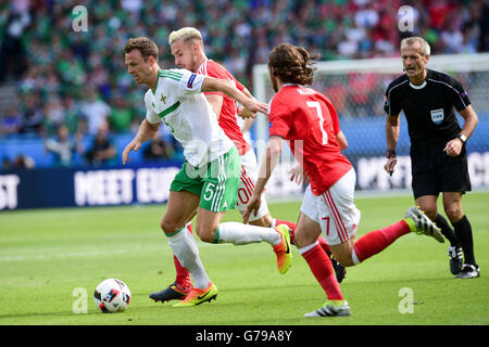 25.06.2016. Parc des Princes, Paris, France. Championnats d'Europe de football de l'UEFA. 16 dernier round, le Pays de Galles et Irlande du Nord. Jonny Evans (IRL N) vs Aaron Ramsey (wal) Banque D'Images