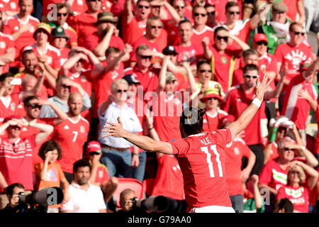 25.06.2016. Parc des Princes, Paris, France. Championnats d'Europe de football de l'UEFA. 16 dernier round, le Pays de Galles et Irlande du Nord. Gareth Bale (wal) célèbre son but avec les fans Banque D'Images