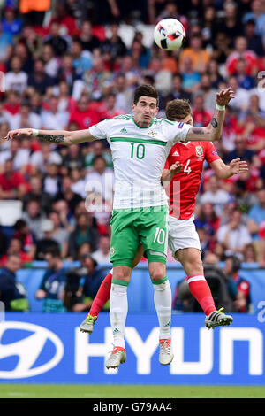 25.06.2016. Parc des Princes, Paris, France. Championnats d'Europe de football de l'UEFA. 16 dernier round, le Pays de Galles et Irlande du Nord. Ben Davies (wal) défis Kyle Lafferty (IRL N) Banque D'Images