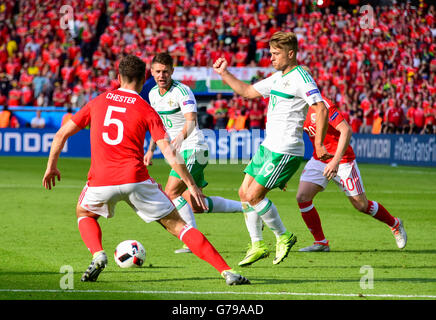 25.06.2016. Parc des Princes, Paris, France. Championnats d'Europe de football de l'UEFA. 16 dernier round, le Pays de Galles et Irlande du Nord. Jamie Ward (NIrl) - James Chester (wal) Banque D'Images