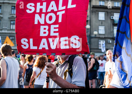 Belgrade, Serbie. 25 Juin, 2016. Tenue de démonstration une bannière devant l'Assemblée nationale à Belgrade. Il titré "ne pas être esclaves. Milos Bojovic/Alamy Live News Banque D'Images