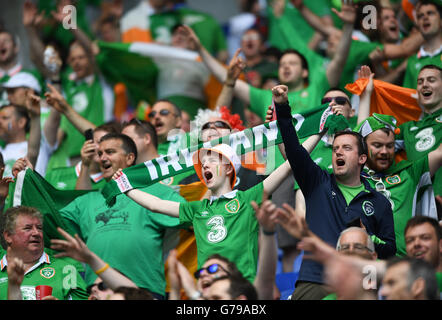 Lyon, France. 26 Juin, 2016. Les partisans de l'Irlande avant de célébrer l'UEFA EURO 2016 ronde de 16 match de football entre la France et l'Irlande au Stade de Lyon à Lyon, France, 26 juin 2016. Photo : Federico Gambarini/dpa/Alamy Live News Banque D'Images