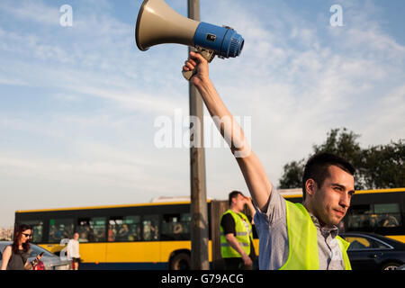 Belgrade, Serbie. 25 Juin, 2016. Bénévole à des manifestations à Belgrade. Il est titulaire d'un mégaphone. Milos Bojovic/Alamy Live News Banque D'Images