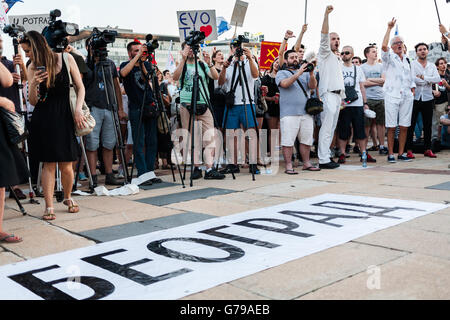 Belgrade, Serbie. 25 Juin, 2016. Les manifestants et les journalistes à des manifestations devant des palais de la Serbie. Milos Bojovic/Alamy Live News Banque D'Images