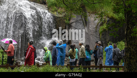 (160626) -- CHANGCHUN, 26 juin 2016 (Xinhua) -- Les touristes visiter la montagne Changbai, dans le nord-est de la Chine, la province de Jilin, le 26 juin 2016. La température moyenne de jour de la montagne Changbai est d'environ 22 degrés Celsius en été. La zone pittoresque, avec des taux de couverture forestière de 43 pour cent, a reçu 450 000 touristes cette année. (Xinhua/Wang Haofei)(mcg/yxb) Banque D'Images