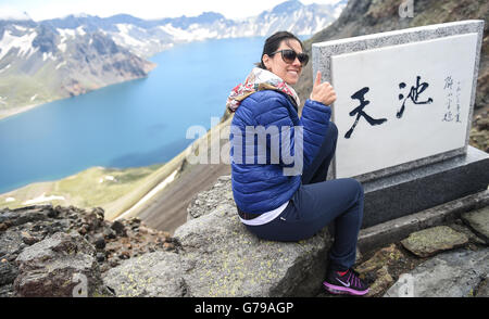 (160626) -- CHANGCHUN, 26 juin 2016 (Xinhua) -- un touriste étranger pose pour la photo à l'Dazhuhai Holiday Lake sur la montagne Changbai, nord-est de la Chine, la province de Jilin, le 26 juin 2016. La température moyenne de jour de la montagne Changbai est d'environ 22 degrés Celsius en été. La zone pittoresque, avec des taux de couverture forestière de 43 pour cent, a reçu 450 000 touristes cette année. (Xinhua/Wang Haofei)(mcg/yxb) Banque D'Images