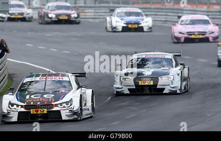 Nuremberg, Allemagne. 26 Juin, 2016. Pilote de course DTM britannique Tom Blomqvist (L) de la GR-BMW en action en face de la pilote de course DTM Nico Mueller de Abt-Audi au cours de la 8e allemand Tourenwagen Masters (DTM) course sur le norisring à Nuremberg, Allemagne, 26 juin 2016. Photo : DANIEL KARMANN/dpa/Alamy Live News Banque D'Images