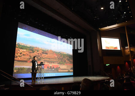 Tianjin, navires de croisière Royal Caribbean of the Seas Ovation lors d'une activité culturelle dans le nord de la Chine s Tianjin Municipalité. 26 Juin, 2016. Shan Jixiang, conservateur du musée du palais, prononce un discours sur les navires de croisière Royal Caribbean of the Seas Ovation lors d'une activité culturelle dans le nord de la Chine, la municipalité de Tianjin, le 26 juin 2016. © Liangkuai Jin/Xinhua/Alamy Live News Banque D'Images