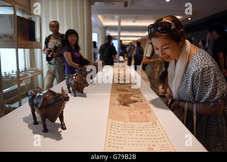 Tianjin. 26 Juin, 2016. Une femme regarde les produits culturels du Musée du Palais Royal de navires de croisière des Caraïbes de l'Ovation au cours de la mer d'une activité culturelle dans le nord de la Chine, la municipalité de Tianjin, le 26 juin 2016. © Liangkuai Jin/Xinhua/Alamy Live News Banque D'Images