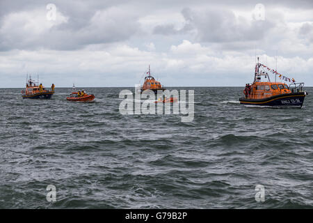 5000, au Royaume-Uni. 26 Juin, 2016. Le Kenneth James Pierpoint (à droite), une toute nouvelle classe de Shannon, l'embarcation arrive dans le Lancashire Fleetwood pour remplacer l'actuel bateau, le William Street. Les deux bateaux ont été escortés par des canots de Blackpool, Barrow in Furness et Lytham St Annes. Crédit : Michael Buddle/Alamy Live News Banque D'Images