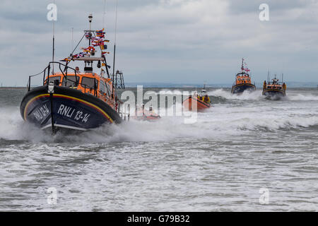 5000, au Royaume-Uni. 26 Juin, 2016. Le Kenneth James Pierpoint (à gauche), une toute nouvelle classe de Shannon, l'embarcation arrive dans le Lancashire Fleetwood pour remplacer l'actuel bateau, le William Street. Les deux bateaux ont été escortés par des canots de Blackpool, Barrow in Furness et Lytham St Annes. Crédit : Michael Buddle/Alamy Live News Banque D'Images