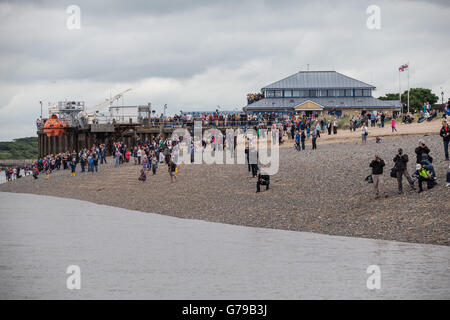 5000, au Royaume-Uni. 26 Juin, 2016. La foule sur la plage en dehors de la station de sauvetage à Fleetwood Lancashire attendent l'arrivée de leur nouveau bateau de sauvetage, le Kenneth James Pierpoint qui remplaceront leurs 27 ans, le bateau actuel William Street. Crédit : Michael Buddle/Alamy Live News Banque D'Images