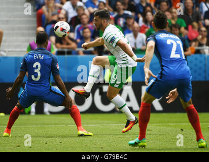 Lyon, France. 26 Juin, 2016. La République d'Irlande Shane long (C) contrôle le ballon pendant l'Euro 2016 ronde de 16 match de football entre la France et la République d'Irlande à Lyon, France, le 26 juin 2016. © Guo Yong/Xinhua/Alamy Live News Banque D'Images