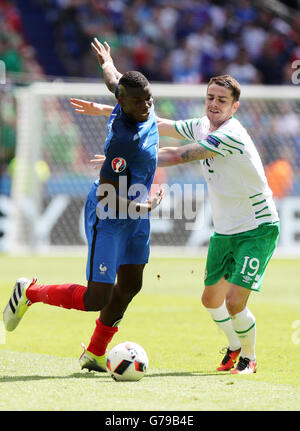 Lyon, France. 26 Juin, 2016. Paul Pogba la France (L) et l'Irlande Robbie Brady rivalisent pour la balle au cours de l'Euro 2016 ronde de 16 match de football entre la France et la République d'Irlande à Lyon, France, le 26 juin 2016. © Bai Xuefei/Xinhua/Alamy Live News Banque D'Images