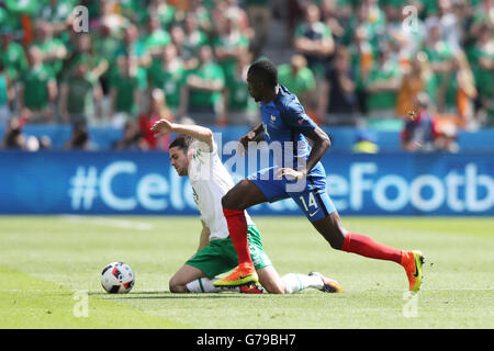 Lyon, France. 26 Juin, 2016. Blaise Matuidi la France (R) et la République d'Irlande Shane Long vie pour le bal au cours de l'Euro 2016 ronde de 16 match de football entre la France et la République d'Irlande à Lyon, France, le 26 juin 2016. © Bai Xuefei/Xinhua/Alamy Live News Banque D'Images