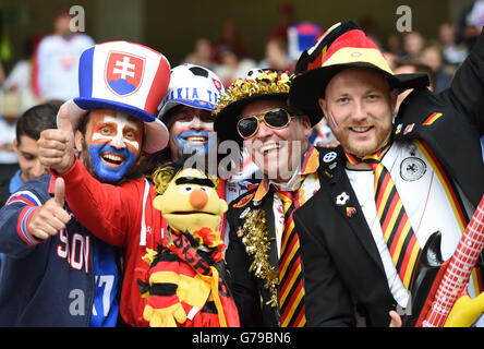 Lille, France. 26 Juin, 2016. Fans cheer avant l'Euro 2016 ronde de 16 match de football entre l'Allemagne et la Slovaquie à Lille, France, le 26 juin 2016. © Tao Xiyi/Xinhua/Alamy Live News Banque D'Images