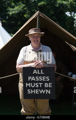 Teesdale, Barnard Castle, comté de Durham. Dimanche 26 juin 2016, UK Weather. Les personnes portant des vêtements des années 40 profitant du beau temps pendant le premier week-end 1940 Barnard Castle. L'événement organisé par Barnard Castle Town Council et financé par les entreprises locales a été très populaire et apprécié certains temps superbe. Banque D'Images